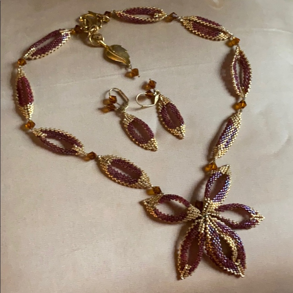 Costume jewelry hand crafted leak flower necklace